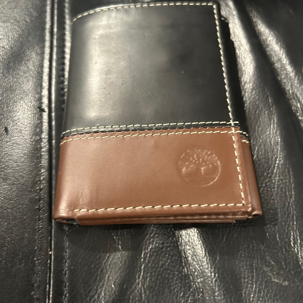 Timberland Two-Tone Black and Brown Leather Card Holder - Picture 3 of 7